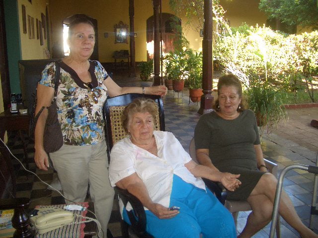 Dona Thelma Fernandez Viuda de Prego, con sus hijas Lourdes y ...